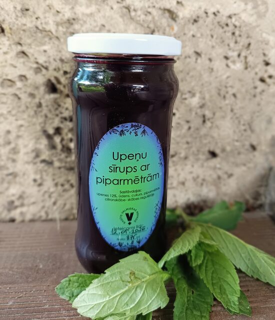 Upeņu sīrups ar piparmētrām.